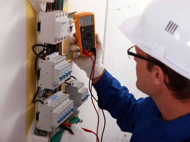 أفضل فني كهربائي وسباك منازل ببيشة